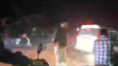 धोली मुरौल: मुरौल तिरहुत नहर के पास दूध से भरा टैंकर पलटा, दूध लूटने के लिए स्थानीय लोगों में मची होड़