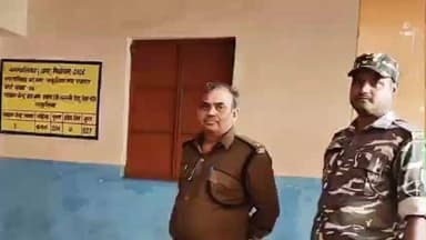 चाकुलिया: नगर पंचायत चुनाव की तैयारियां तेज, पुलिस निरीक्षक ने बूथों का जायजा लिया
