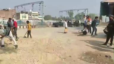 जखनिया: रेलवे फाटक से डेढ़ सौ मीटर दूर गड्ढे को समाजसेवी ने भरकर राहगीरों को दी राहत, यहाँ होती थी दुर्घटनाएं