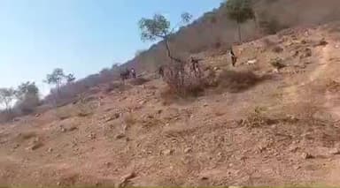 कोरांव: छापर हरदौन में जंगल में मिले शव मामले में पुलिस ने डॉग स्क्वायड व फॉरेंसिक टीम से की जांच, 6 पर दर्ज हुआ केस