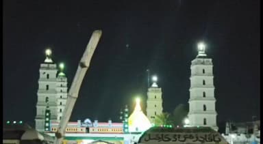 நாகப்பட்டினம்: ரமலான் பிறை தெரிந்ததை தொடர்ந்து நோன்பு காலம் துவங்கியது நாகூர் தர்கா குளத்தில் உள்ள பள்ளிவாசலில் சிறப்பு தொழுகை நடைபெற்றது