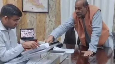 बांसगांव: कौड़ीराम इलाके की दिव्यांग महिला जिलाधिकारी कार्यालय पहुंची, DM ने अपनी गाड़ी से SSP ऑफिस भिजवाया