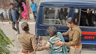 सीओ सिटी लक्ष्मीकांत गौतम की इंसानियत आई सामने, झाँसी में बीमार बुजुर्ग महिला को इलाज हेतु भेजा अस्पताल #SSPJhansi #Jha...