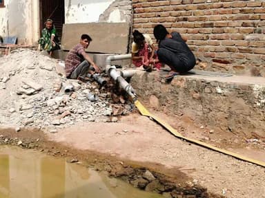 हमीरगढ़: सिस्टम नाकाम, जनता का जुगाड़ कामयाब: श्याम विहार कॉलोनी में पाइपलाइन से जलभराव से मिली राहत