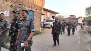 हुसैनाबाद: हुसैनाबाद में नगर पंचायत चुनाव को लेकर संवेदनशील बूथों पर फ्लैग मार्च किया गया