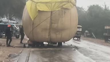 जौरा: नेशनल हाईवे 552 पर भूसे से भरी ट्राली का टायर फटा, टला बड़ा हादसा