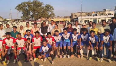 माडा: खुटार में राजमाता चून कुमारी स्मृति फुटबॉल टूर्नामेंट का फाइनल मुकाबला संपन्न