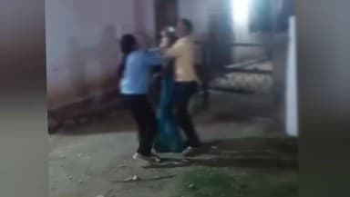 रीवा में महिला मित्र के साथ पकड़ा गया नामी डॉक्टर पत्नी ने की जमकर धुनाई वीडियो वायरल
#bkmala #MPNews #hilights #video ...