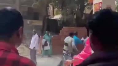गोला: मां की प्रॉपर्टी के लिए तीन भाइयों में गोला तहसील परिसर में हुई मारपीट, एक-दूसरे को जड़े थप्पड़, वीडियो हुआ वायरल