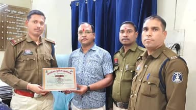 अकलतरा: अकलतरा के पारस साहू को सड़क दुर्घटनाओं में घायल लोगों को अस्पताल पहुंचाकर जान बचाने के लिए किया गया सम्मानित