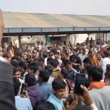 लहसुन नीलामी में हंगामा 🚜
कम भाव को लेकर किसान और मंडी कर्मचारी के बीच विवाद बढ़ा, झूमाझपटी तक की नौबत। शराबी के उत्पात ...