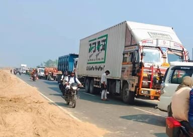 किशनगंज मस्तान चौक के निकट जाम लगने से रहगीर परेशान
फोर लाईन सड़क र्निमान कार्य तेजी किया जा रहा है जल्द ही रहगीरो को ज...