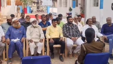 શહેરા: શહેરા પોલીસ મથકે રમઝાન અને હોળીના તહેવાર અનુલક્ષીને શાંતિ સમિતિની બેઠક યોજાઇ હતી