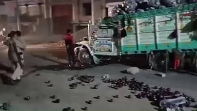 मशरक: चरिहारा पुल के पास बैंगन लदा पिकअप ट्रक से टकराया, पुलिस ने मौके पर पहुंचकर जांच शुरू की