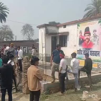 जंदाहा: जन्दाहा के चकफहते गांव में शहीद सोहन पासवान के सामुदायिक भवन के सामने शौचालय निर्माण पर हंगामा