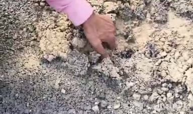 ताला बसाड़ में PWD विभाग द्वारा बनाई जा रही 1600 मीटर सड़क को मानकविहीन बताते हुए ग्रामीणों ने ठेकेदार पर भ्रष्टाचार का आरोप लगाया