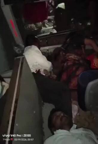 అలంపూర్: ఇటిక్యాల పాడు స్టేజి సమీపంలో తెల్లవారుజామున అదుపుతప్పిబోల్తా పడిన ఆర్టిసి బస్సు ఎనిమిది మందికి గాయాలు