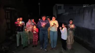 खेकड़ा: टटीरी-सूरजपुर महनवा मार्ग पर मिला महिला का नग्न शव, कैंडल मार्च निकालकर जताया आक्रोश, खुलासे की मांग