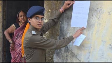 नबीनगर: जयनगरा एवं फुटहरवा में इस्तिहार वारंटियों के घर चस्पा हुआ नोटिस, कोर्ट के आदेश पर पुलिस ने की कार्रवाई