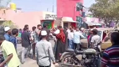 வாணியம்பாடி: பெரியபேட்டை பகுதியில் 2வது திருமணம் செய்து கொண்ட கணவனை முதல் மனைவி தன் குடும்பத்துடன் சென்று சாலையில் வைத்து தாக்கும் வீடியோ வைரல்