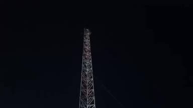 भांडेर: भाण्डेर थाने में युवक 80 फीट ऊंचे टावर पर चढ़ा, अवैध शराब बिक्री रोकने की मांग की, 2 घंटे बाद नीचे उतरा