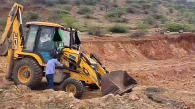 सावर: बाजटा के पास खनन विभाग की टीम ने किया अवैध खनन का खुलासा, जेसीबी मशीन जब्त कर सावर थाना पुलिस को सौंपी