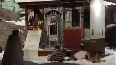 सांगला: ज़िले के कामरू गाँव की महिलाओं ने पारंपरिक वेशभूषा पहनकर बर्फ में खेला, संस्कृति का दिखाया नज़ारा