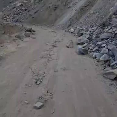हंगरंग: मलिंग नाला के समीप पहाड़ों से गिर रहे पत्थर, वाहन चालकों से बरतने की अपील की जिप्र ने एहतियात