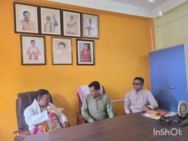 পলাশবাৰী: বাটৰহাট স্হিত জিলা বিজেপিৰ মুখ্য কাৰ্যালয়ত ,উপস্থিত সাংসদ তথা ভাৰতীয় জনতা পাৰ্টীৰ মূখপাত্ৰ ড০ সম্বিত পাত্ৰ