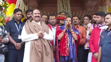 सीहोर: छत्तीसगढ़ के मुख्यमंत्री पत्नी संग कुबरेश्वर धाम पहुंचे, रुद्राक्ष आरती में हुए शामिल