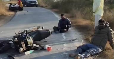 పుంగనూరు: చౌడేపల్లి కందూరు మార్గంలో రెండు ద్విచక్ర వాహనాలు ఢీకొని ఇద్దరికీ గాయాలు.