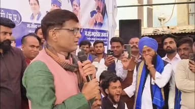 शिवपुरी-जिले के कोलारस बस स्टैंड पर दामोदर यादव बोले 28 साल का लड़का आखंड और पाखंड की दुकान खोले बैठा है, जनता से बोले ...