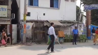 তেহট্ট ১: তেহট্ট শ্রীদাম চন্দ্র বালিকা বিদ্যালয়ের সামনে ট্রাফিক নিয়ন্ত্রণ করছেন তেহট্ট থানার পুলিশ