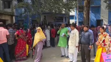 পূর্বস্থলী ১: পূর্বস্থলী ১ ব্লক অফিসে নতুন প্রকল্পে রেজিস্ট্রেশনে উপচে পড়া ভিড়,‘কেউ বঞ্চিত হবেন না’ — ব্লক চত্বরে মাইক হাতে মন্ত্রীর