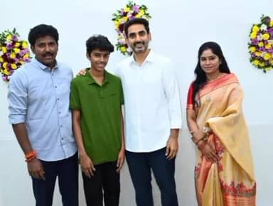 రాష్ట్ర మంత్రి నారా లోకేష్ తో కుటుంబ సమేతంగా విందులో పాల్గొన్న మడకశిర ఎమ్మెల్యే