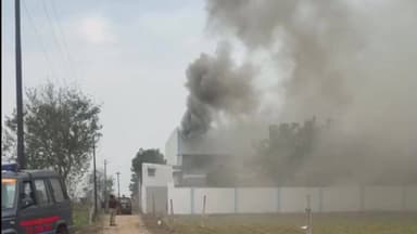 खैर: कोल्ड स्टोरेज में लगी भीषण आग, वायरल वीडियो हुआ सामने