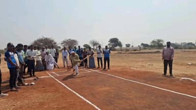 ಯಲಬರ್ಗ: ಮದ್ಲೂರು ಗ್ರಾಮದಲ್ಲಿ ತಾಲ್ಲೂಕು ಮಟ್ಟದ ಕ್ರಿಕೇಟ್ ಪ್ರೀಮಿಯರ ಲೀಗ್ ಕ್ರಿಕೆಟ್ ಪಂದ್ಯಕ್ಕೆ ಅರವಿಂದಗೌಡ ಚಾಲನೆ