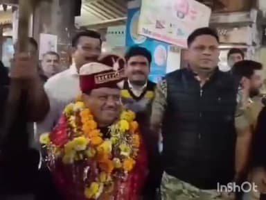 विजयराघवगढ़: विजयराघवगढ़ में नगर परिषद अध्यक्ष के पति के जन्मदिन पर तलवारबाजी, समर्थकों ने टीआई के सामने लहराई तलवार