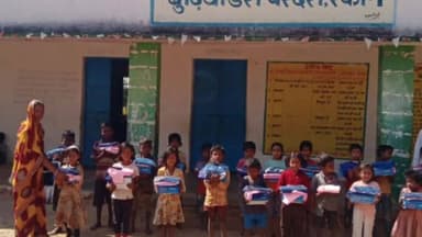 रंका: बीडीसी प्रतिनिधि ने एनपीएस विद्यालय, बुढ़िया डेरा में बच्चों को ड्रेस, जूता-मोजा वितरित किए