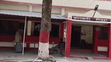 मौदहा: मौदहा कस्बे में बच्ची के अपहरण के प्रयास के दौरान लोगों ने कथित बाबा को पकड़कर पुलिस को सौंपा