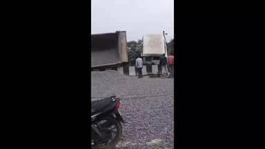 सिराथू: कोखराज इलाके में गिट्टी लोडेड ट्रेलर का टायर फटने से सड़क पर पलटा, ड्राइवर और क्लीनर घायल