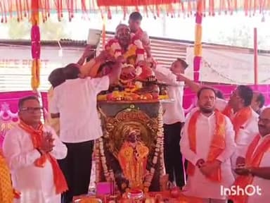 ಹುಮ್ನಾಬಾದ್: ನಗರದ ಮಾಣಿಕನಗರ ಮಹದ್ವಾರ ಪಕ್ಕದ ಶಿವಾಜಿ ವ್ರತದಲ್ಲಿ ಛತ್ರಪತಿ ಶಿವಾಜಿ ಮಹಾರಾಜರ ಜಯಂತಿ ಆಚರಣೆ