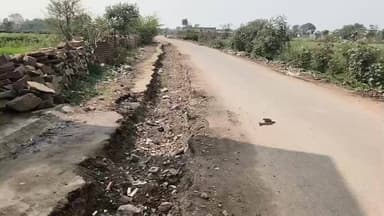 जौरा: पुराना जौरा: अलख मंदिर के पास खुदी सड़क हादसे का कारण, ज़िम्मेदार नहीं दे रहे ध्यान