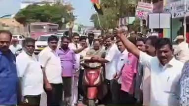 கடலூர்: மஞ்சக்குப்பத்தில் தேமுதிகவினர் பட்டாசு வெடித்து இனிப்பு வழங்கி கொண்டாட்டம்