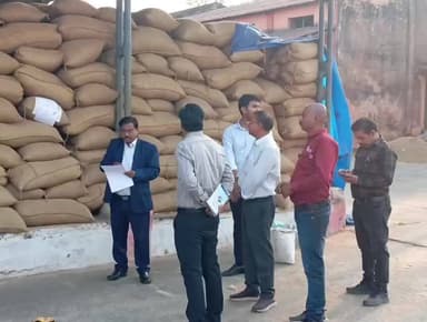 कुरूद: ग्राम छाती धान खरीदी केंद्र का आयुक्त ने किया निरीक्षण, दिए आवश्यक निर्देश