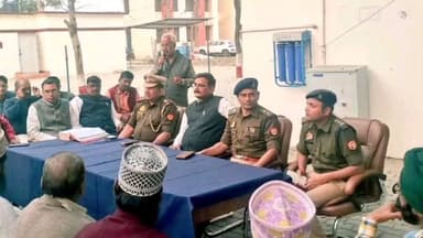 तरबगंज: आगामी त्यौहार को शांतिपूर्ण संपन्न करवाने के लिए ASP और CO ने नवाबगंज थाने में संभ्रात व्यक्तियों के साथ की बैठक