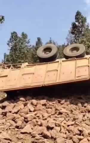 सामरी कुसमी: सामरी कुसमी में बॉक्साइट परिवहन में लगा ट्रक जामटोली के समीप खाई में पलटा, चालक व परिचालक सुरक्षित