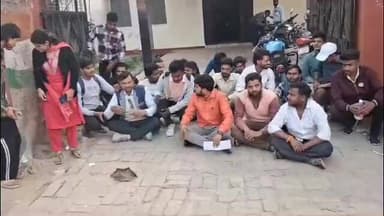 पडरौना: कुशीनगर में 700 इंटर छात्रों के फॉर्म हुए निरस्त, फीस लेने के बावजूद पंजीकरण में गड़बड़ी पर FIR के निर्देश