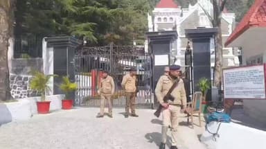 उत्तराखंड हाईकोर्ट में धमकी भरा मेल आने के बाद न्यायालय सील,, छानबीन शुरु..
#gkmnews
ब्रेकिंग - उत्तराखण्ड उच्च न्याय...