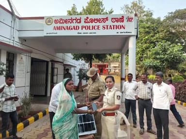 ಹುನಗುಂದ: ಕಳ್ಳತನವಾಗಿದ್ದ,ಕಳೆದುಕೊಂಡಿದ್ದ ಮೊಬೈಲ್ ಪತ್ತೆ ಹಚ್ಚಿದ ಪೊಲೀಸರು, ಪಟ್ಟಣದಲ್ಲಿ ವಾರಸುದಾರರಿಗೆ ಹಸ್ತಾಂತರ